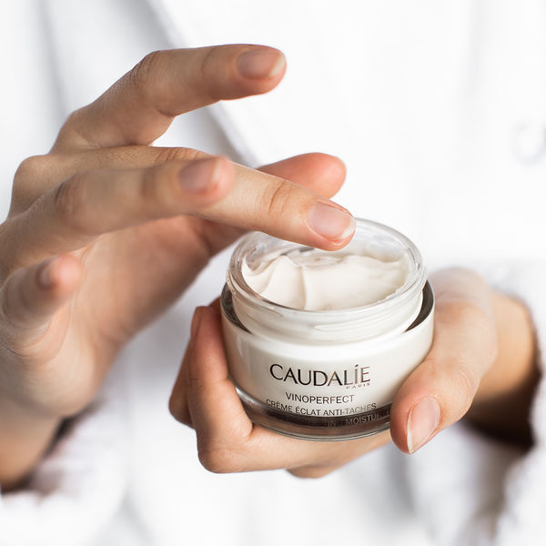 Caudalie Vinoperfect Brightening Glycolic Night Cream 15 ml  ไนต์ครีมที่ช่วยผลัดผิวหมองคล้ำ เผยความกระจ่างใสในยามค่ำคืนเพื่อเช้าอันสดใส และรอยด่างดำจะดูลดลง สีผิวจะสม่ำเสมอยิ่งขึ้นเมื่อใช้เป็นประจำในทุกค่ำคืนก่อนนอน